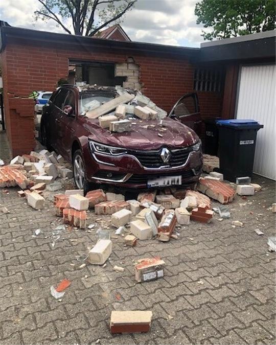 Beim Einparken durchbrach der Senior die Garagenwand. Foto: Polizei