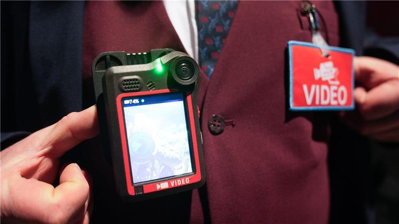 Beim Einschalten der Bodycam leuchtet zunächst nur das grüne Licht.