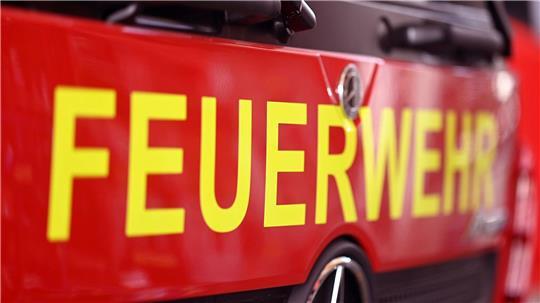 Beim Eintreffen der Einsatzkräfte habe sich das Feuer auch auf das Dach des Reihenhauses ausgebreitet, hieß es. (Symbolbild)