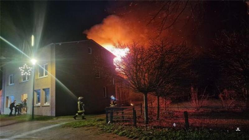 Beim Eintreffen der Einsatzkräfte schlagen hohe Flammen aus dem Dach der angebauten Scheune.