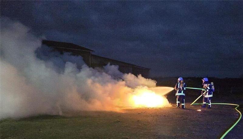 Beim Eintreffen der Einsatzkräfte stand das Auto direkt neben den Pferdestallungen im vorderen Bereich bereits in Vollbrand.
