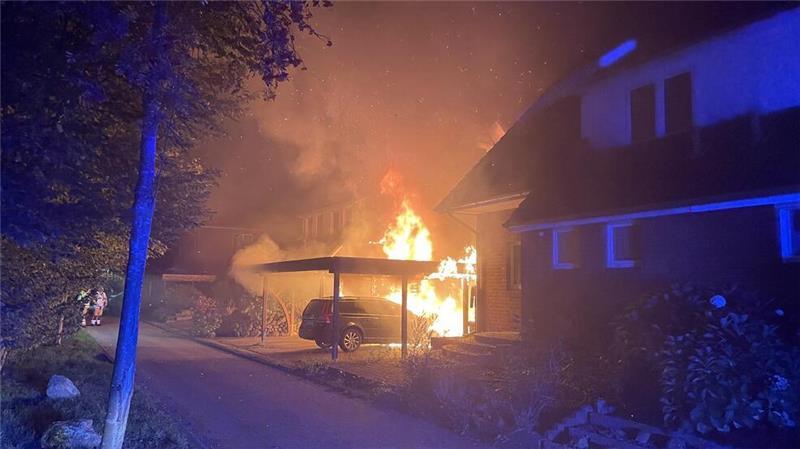 Beim Eintreffen der Einsatzkräfte stand der Unterstand bereits in hellen Flammen.
