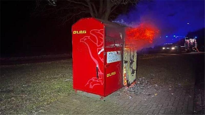Beim Eintreffen der Einsatzkräfte standen die Container in Brand.