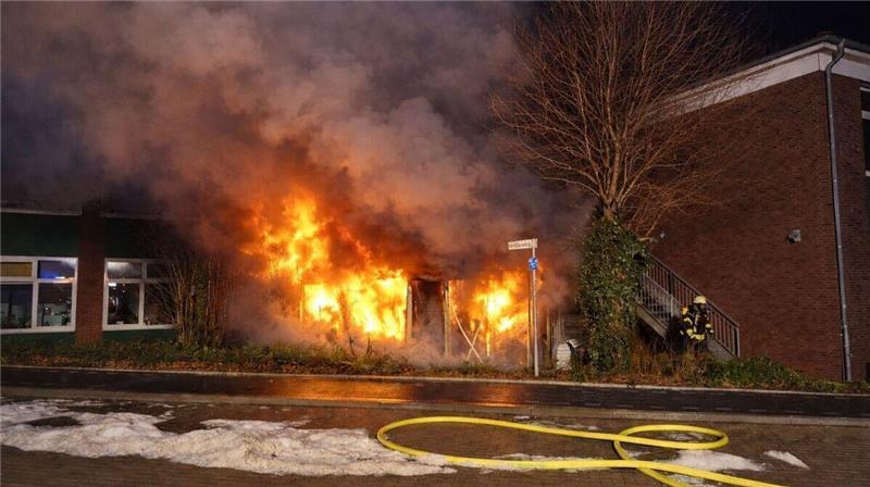 Beim Eintreffen der Einsatzkräfte steht eine Müllcontainer-Garage in unmittelbarer Nähe des Gymnasiums und des Fahrradunterstandes in Vollbrand.