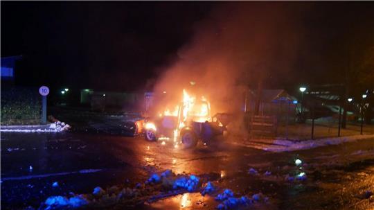 Beim Eintreffen der Feuerwehr brennt das Fahrzeug in voller Ausdehnung. Der Fahrer kann sich retten und bleibt unverletzt.