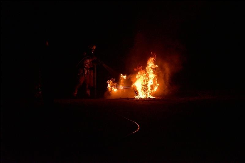 Beim Eintreffen der Feuerwehr steht die Parkbank lichterloh in Flammen. Foto: Beneke