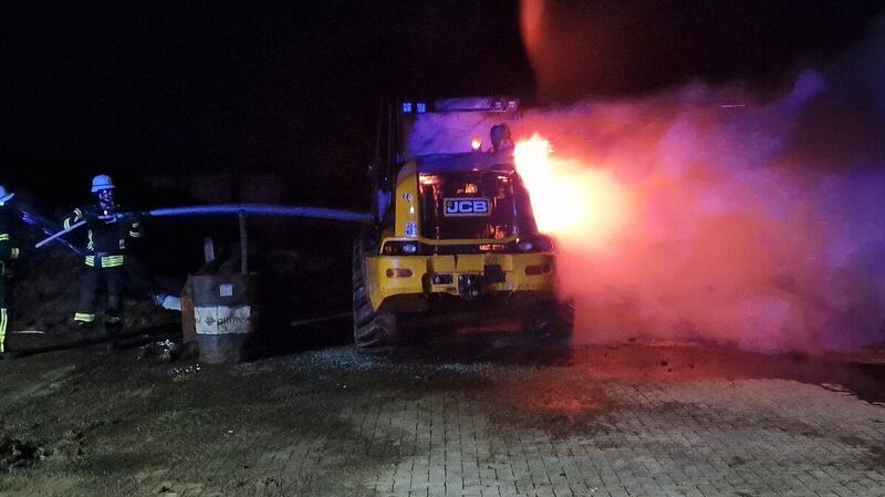 Beim Eintreffen der Feuerwehren steht der Radlader in hellen Flammen. Sofort beginnen die Einsatzkräfte mit dem Löschangriff.