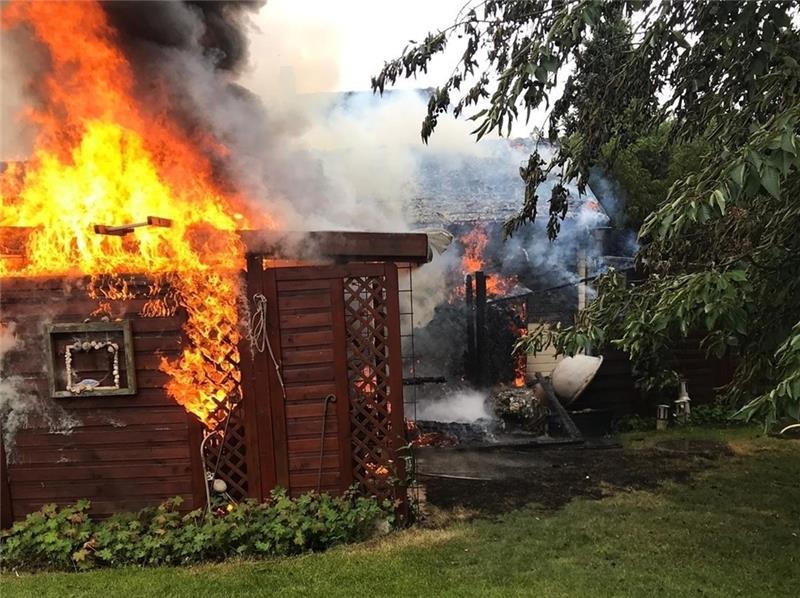 Beim Eintreffen der Feuerwehrleute schlagen Flammen aus der Garage. Foto: Kleine/Feuerwehr