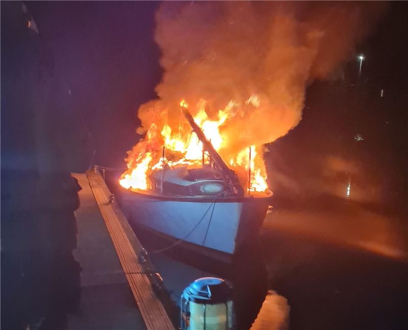 Feuer zerstört Segeljacht im Stader Holzhafen – Polizei ermittelt Beim Eintreffen der Feuerwehrleute stand die Jacht am Holzhafen-Steg in Flammen. Foto: Ortsfeuerwehr Stade