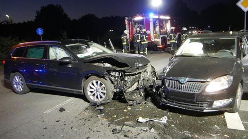 Beim Eintreffen der Rettungskräfte hatten beide Fahrer ihre Fahrzeuge bereits selbstständig verlassen.