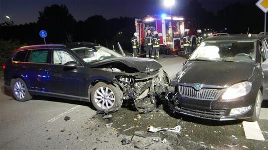 Beim Eintreffen der Rettungskräfte hatten beide Fahrer ihre Fahrzeuge bereits selbstständig verlassen.