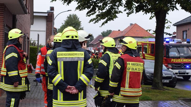 Beim Eintreffen der Rettungskräfte war nicht klar, ob sich noch Personen im Haus befinden. Das Feuer war schnell unter Kontrolle.