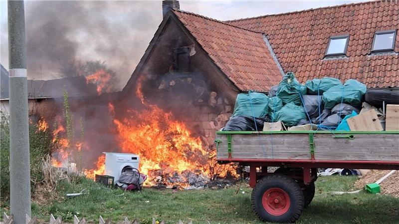 Beim Eintreffen der ersten Einsatzkräfte brennt ein großer Unrathaufen direkt am Wohngebäude.