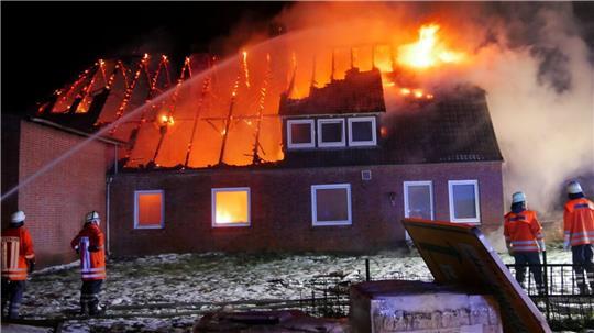 Beim Eintreffen der ersten Einsatzkräfte hat sich das Feuer bereits auf den gesamten Dachstuhl ausgeweitet.