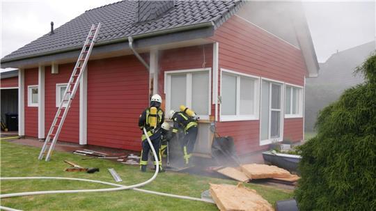 Beim Eintreffen der ersten Einsatzkräfte ist die starke Rauchentwicklung im Bereich des Balkons sichtbar. Es entwickelt sich ein großer Einsatz.