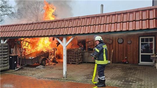 Beim Eintreffen der ersten Einsatzkräfte schlugen die Flammen bereits aus dem Dach des Carports im Kreis Cuxhaven.