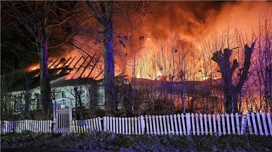 Beim Eintreffen der ersten Einsatzkräfte standen das Wohnhaus und das Nebengebäude bereits in Vollbrand. 