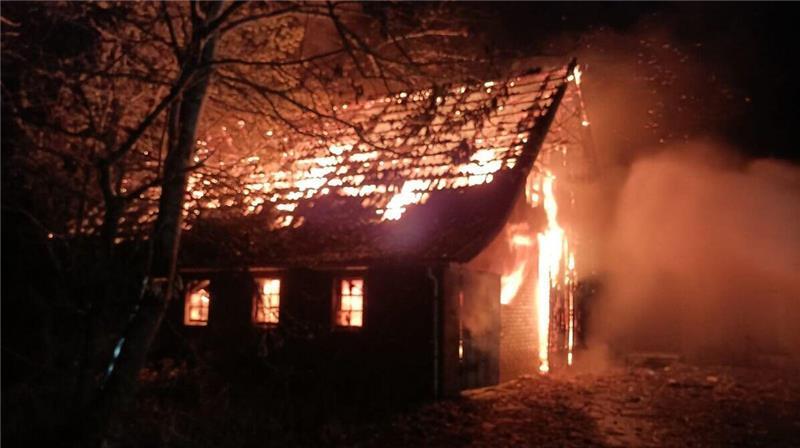 Beim Eintreffen der ersten Einsatzkräfte steht das alte Bauernhaus bereits in Vollbrand.