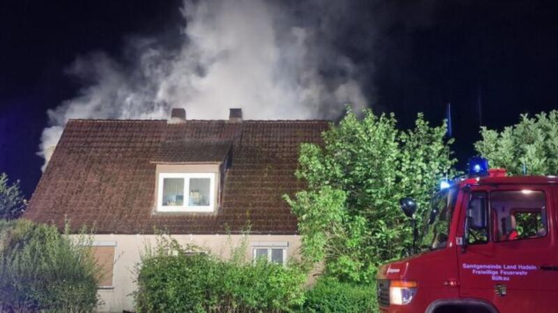 Wohnhaus brennt: Bruder des Bewohners will ins Haus stürmen Beim Eintreffen der ersten Einsatzkräfte war eine starke Rauchentwicklung aus dem Gebäude sichtbar.