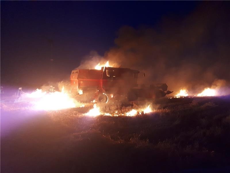 Helmste: Mähdrescher steht in Flammen Beim Eintreffen der ersten Feuerwehrleute schlagen Flammen aus der Maschine. Foto: Broda