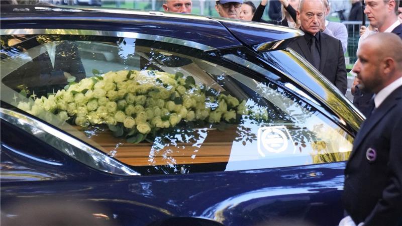 Beim Eintreffen des Sarges gab es Applaus.