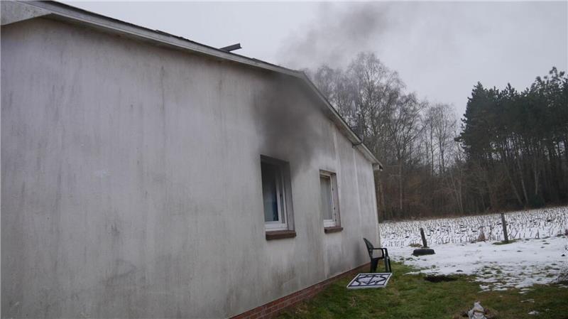 Feuerwehreinsatz in Hemmoor: Wohnung wegen Rauch nicht mehr bewohnbar Beim Eintreffen von Polizei und Feuerwehr wird eine starke schwarze Rauchentwicklung aus der Wohnung sichtbar.