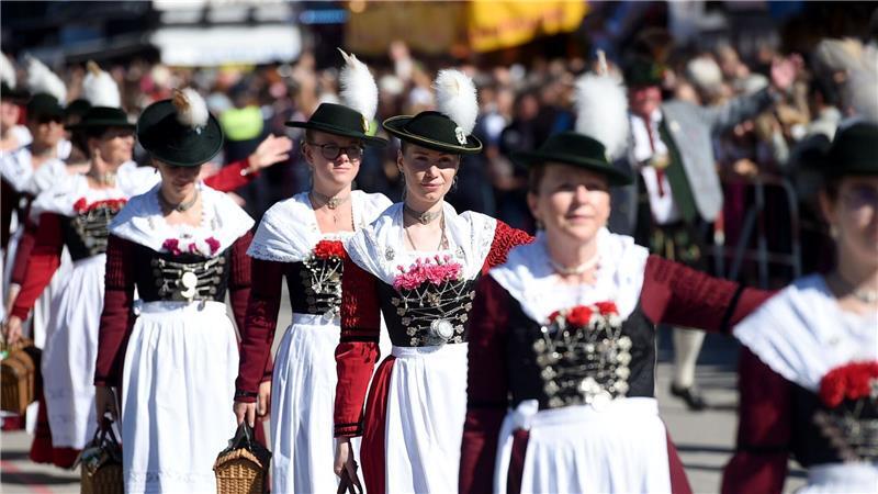 Beim Einzug der Wiesnwirte waren auch viele Trachtengruppen dabei.