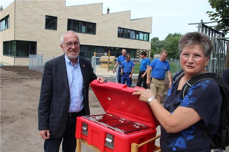 Beim Einzug ins neue Familienzentrum 2017 musste Constanze Hock-Warmuth das Essen für die neue Kita noch vom Fuchsbau herüberbringen. Bürgermeister Wolf Rosenzweig half mit.