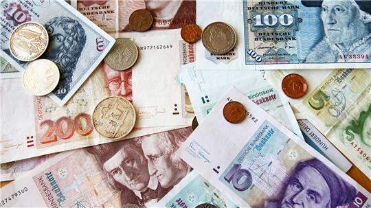 Beim Entrümpeln finden sich immer wieder alte D-Mark-Bestände. (Symbolfoto)