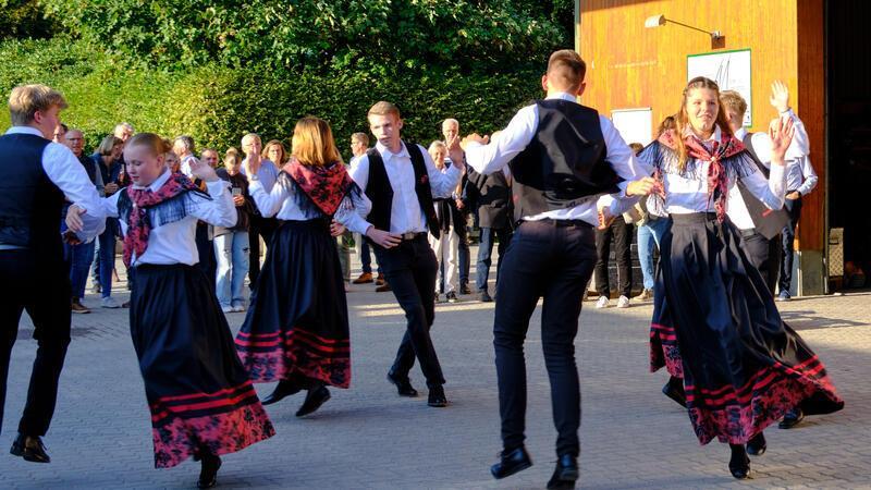 Landjugend und Bauprojekte: Ausblick auf ein spannendes Jahr für Bargstedt Beim Erntefest 2023 wurde auch wieder unter der Erntekrone getanzt. In diesem Jahr feiert die Gruppe Jubiläum.