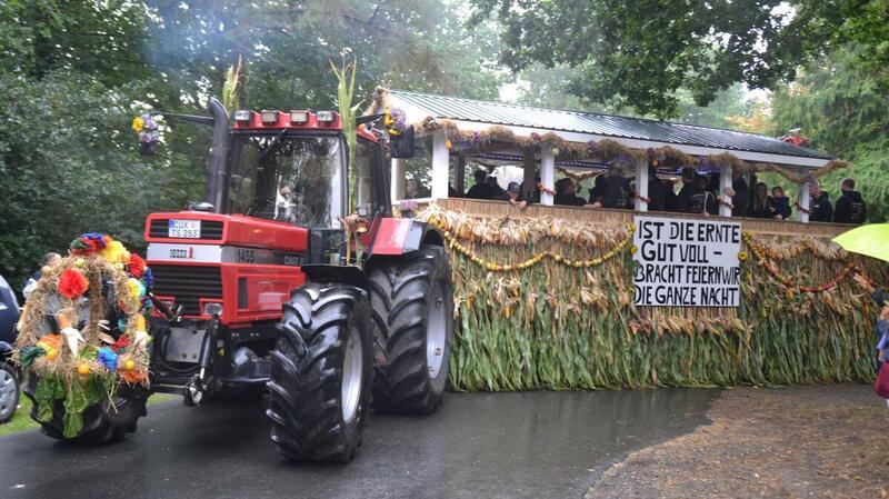 Beim Ernteumzug flogen die Fäuste – Wer lügt? Beim Ernteumzug am 1. Oktober 2023 gab es Streit um die Mitfahrt auf einem Mottowagen.