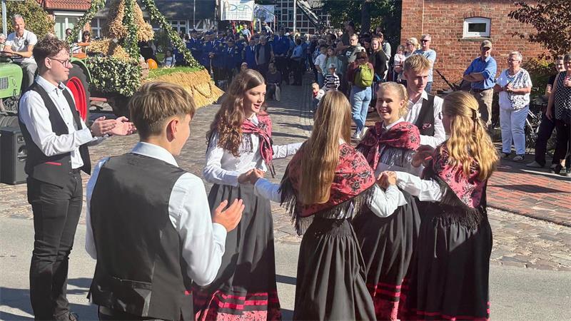 Umzug mit fantasievollen Wagen: Wild West und Ölfässer in Bargstedt Beim Ernteumzug in Bargstedt zeigt die Landjugend auf den Straßenkreuzungen Tänze.