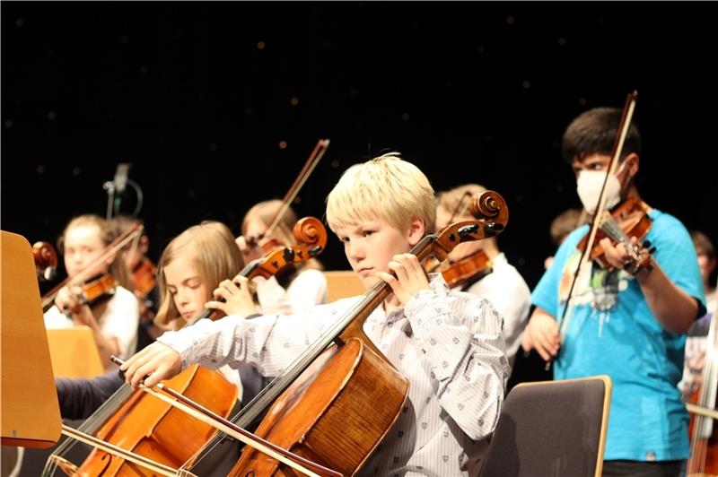 Beim Eröffnungskonzert spielt der elfjährige Jonte Schraplau Cello – mit den Streicherklassen 6m und 8m des Athenaeums Stade. Fotos: Richter