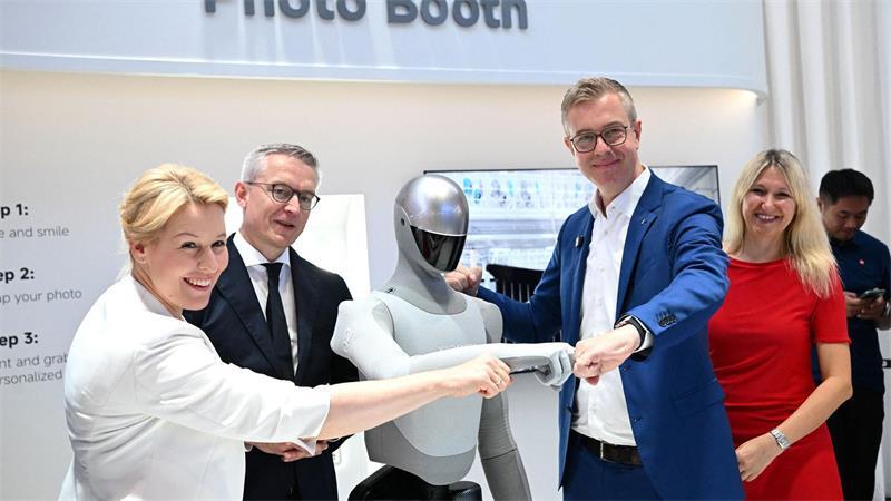 Beim Eröffnungsrundgang zur diesjährigen IFA wurde den Politikern unter anderem ein Roboter der Marke Xiaomi präsentiert.