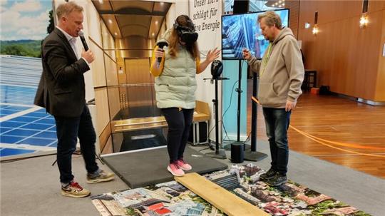  Beim Event-Modul von Ben Chadwick (links) am Stand der Stadtwerke Stade: Janine bewegt sich mit einer VR-Brille in der Virtuellen Realität.