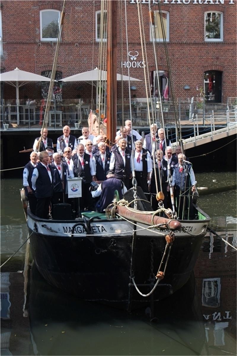 Beim Ewer-Jubiläum ist auch der Altländer Shantychor wieder mit dabei.