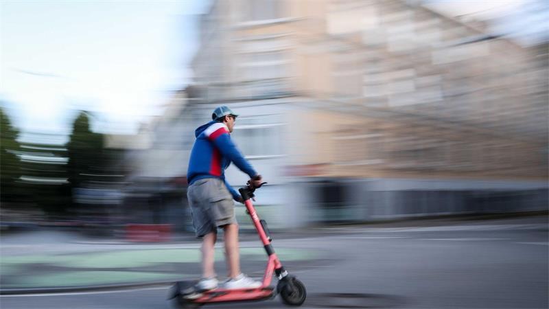 Deutlich mehr schwere E-Scooter-Unfälle - das sagen Experten Beim Fahren von E-Scootern werden häufig die Verkehrsregeln missachtet. (Symbolbild)