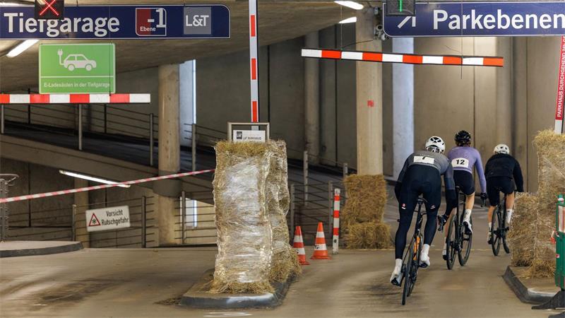 Beim Fahrradrennen in einem Parkhaus in Osnabrück kommt es insbesondere auf die Lenkkünste der Fahrer an.