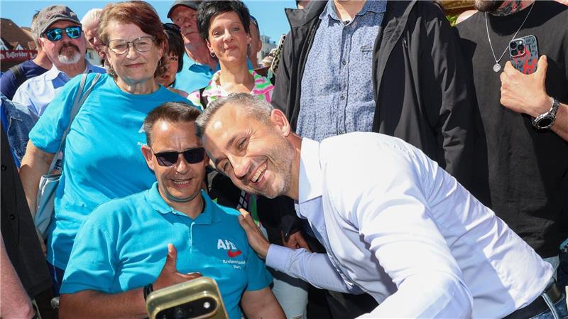 Vorsprung im Straßenwahlkampf - wie die AfD mobilisiert Beim Familienfest wird AfD-Spitzenkandidat Ulrich Siegmund empfangen wie ein Popstar und erfüllt stundenlang Autogramm- und Selfiewünsche.
