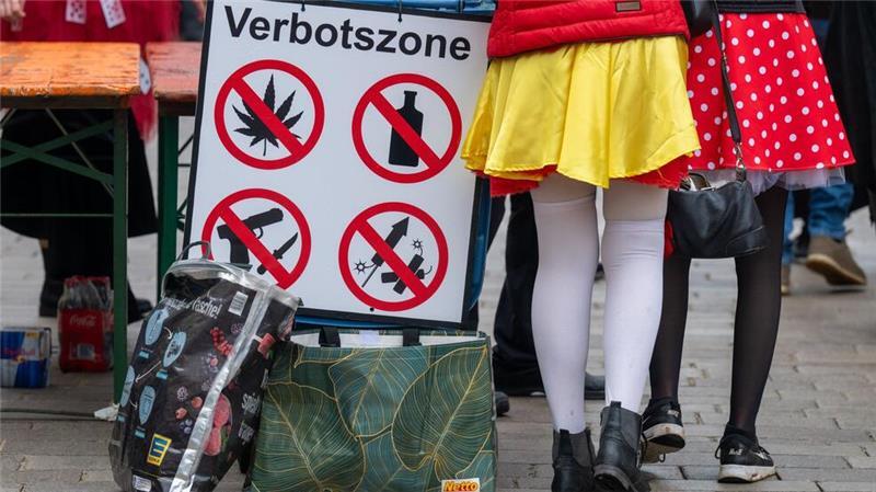 Union drängt auf Änderungen beim Cannabisgesetz Beim Fasching im bayerischen Dietfurt an der Altmühl war der Konsum von Cannabis auch in diesem Jahr ausdrücklich nicht erlaubt. (Archivfoto)
