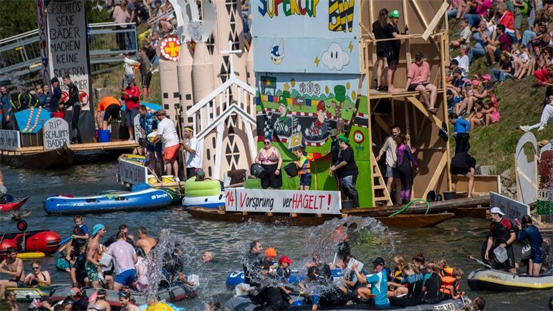 Warum in dieser Stadt der Montag einmal im Jahr heilig ist Beim Fest „Nabada“ treiben tausende Menschen mit Booten auf der Donau hinab.