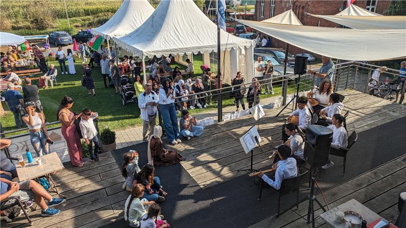 Verkehrte Welt: Warum Nordkehdingens Leerstand auf einmal nützlich wurde Beim Fest der Kulturen 2023 feierten Einheimische und Zugewanderte gemeinsam im und vor dem Kornspeicher.