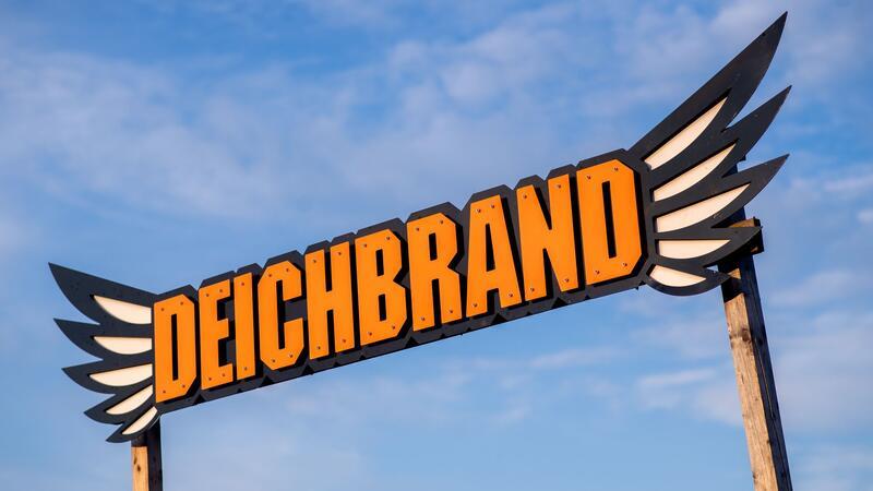 Polizei: Festival Deichbrand ausgelassen und friedlich Beim Festival Deichbrand in Nordholz im Landkreis Cuxhaven waren täglich rund 60.000 Musikfans. Auf dem Programm standen mehr als 120 nationale und internationale Künstlerinnen und Künstler.
