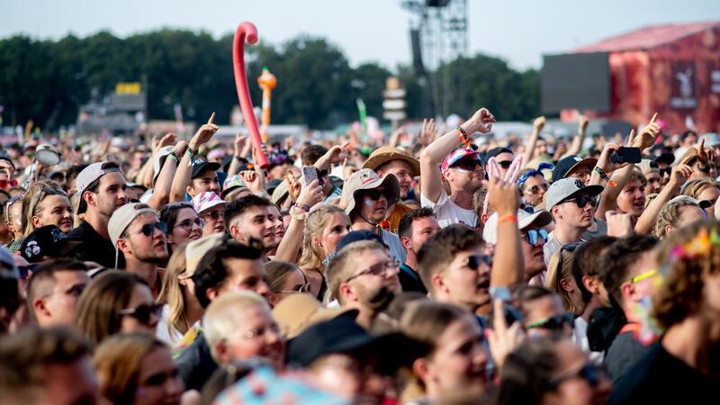 Polizei: Festival Deichbrand ausgelassen und friedlich Beim Festival Deichbrand in Nordholz im Landkreis Cuxhaven standen mehr als 120 nationale und internationale Künstlerinnen und Künstler auf dem Programm - aus den Bereichen Hip-Hop, Electro, Pop, Rock, Alternative, Indie und Metal. Täglich waren rund 60.000 Musikfans auf dem Festivalgelände.