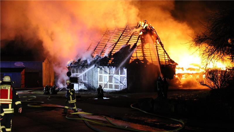 Kreisfeuerwehr: Großbrand in Dollern bleibt in Erinnerung Beim Feuer in Dollern war die Sicherstellung der Wasserversorgung eine große Herausforderung.