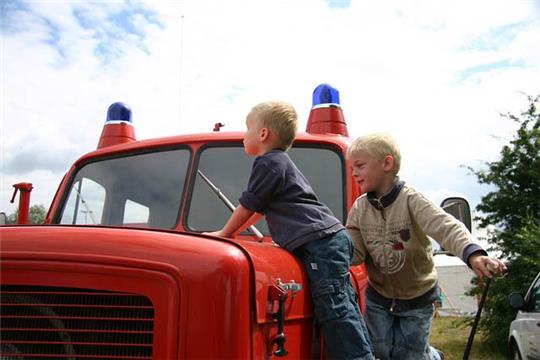 Beim Feuerwehrtag in Harsefeld dürfen Kinder sich die Fahrzeuge aus nächster Nähe anschauen (Symbolbild). Foto:  Praktikant1234/Pixabay