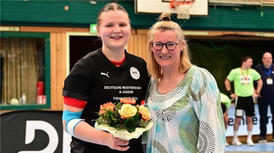 Beim Final Four der A-Jugend im Mai in Buxtehude nahm BSV-Neuzugang Lin Lück die Auszeichnung als „Beste Abwehrspielerin“ von BSV-Legende Steffi Melbeck entgegen.