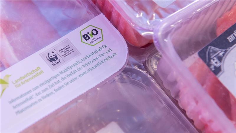 Beim Fleischkauf können Verbraucher auf Siegel achten.