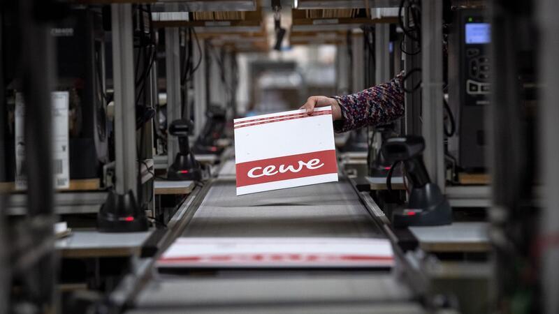 Foto-Dienstleister Cewe profitiert von Weihnachtsgeschäft Beim Fotodienstleister Cewe werden Pakete für den Versand vorbereitet.