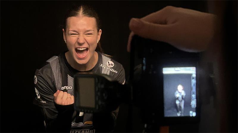 Warum die BSV-Spielerinnen schon im Sommer Weihnachtsmützen tragen Beim Fotoshooting in Harsefeld: Torhüterin Nikki van der Vorst jubelt in die Kamera.